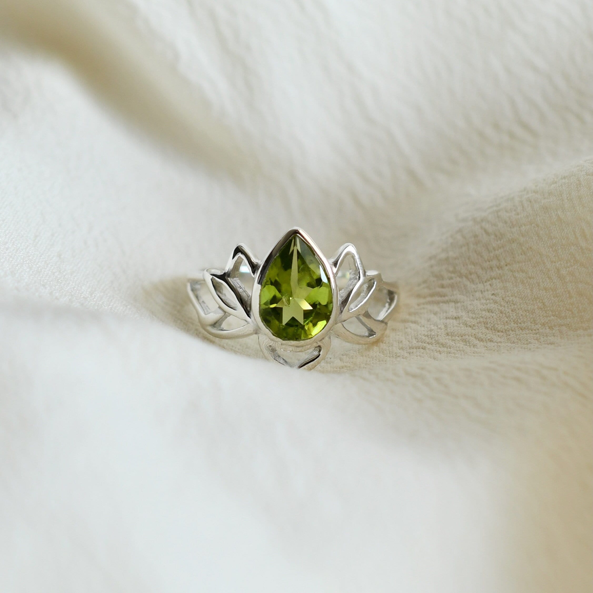 Lotus Peridot Ring in 925 sterling silver